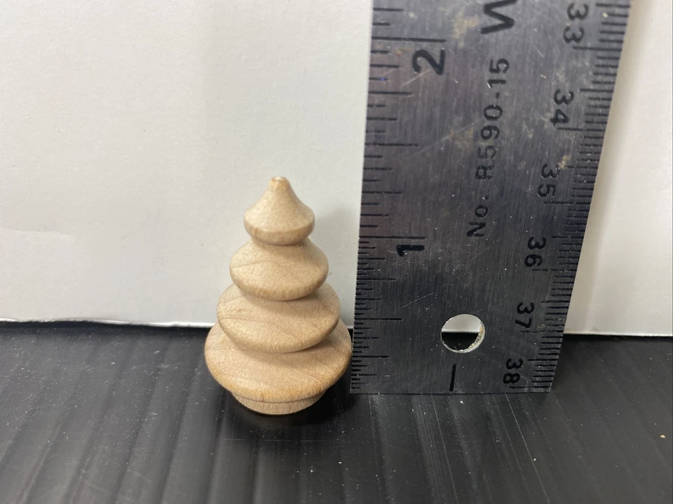 LOTE ARTESANAL DE 95 MINI PIEZAS ARTESANALES DE MADERA PINETREE (1-3/8" Alto x 1/2 Diámetro.)NO PRECINTADO Foto 4 de 4