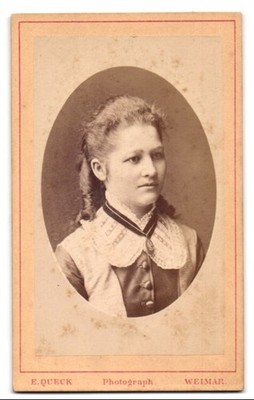 Fotografie Ernst Queck, Weimar, Schillerstr. 16, Junge Dame mit Amulett 
