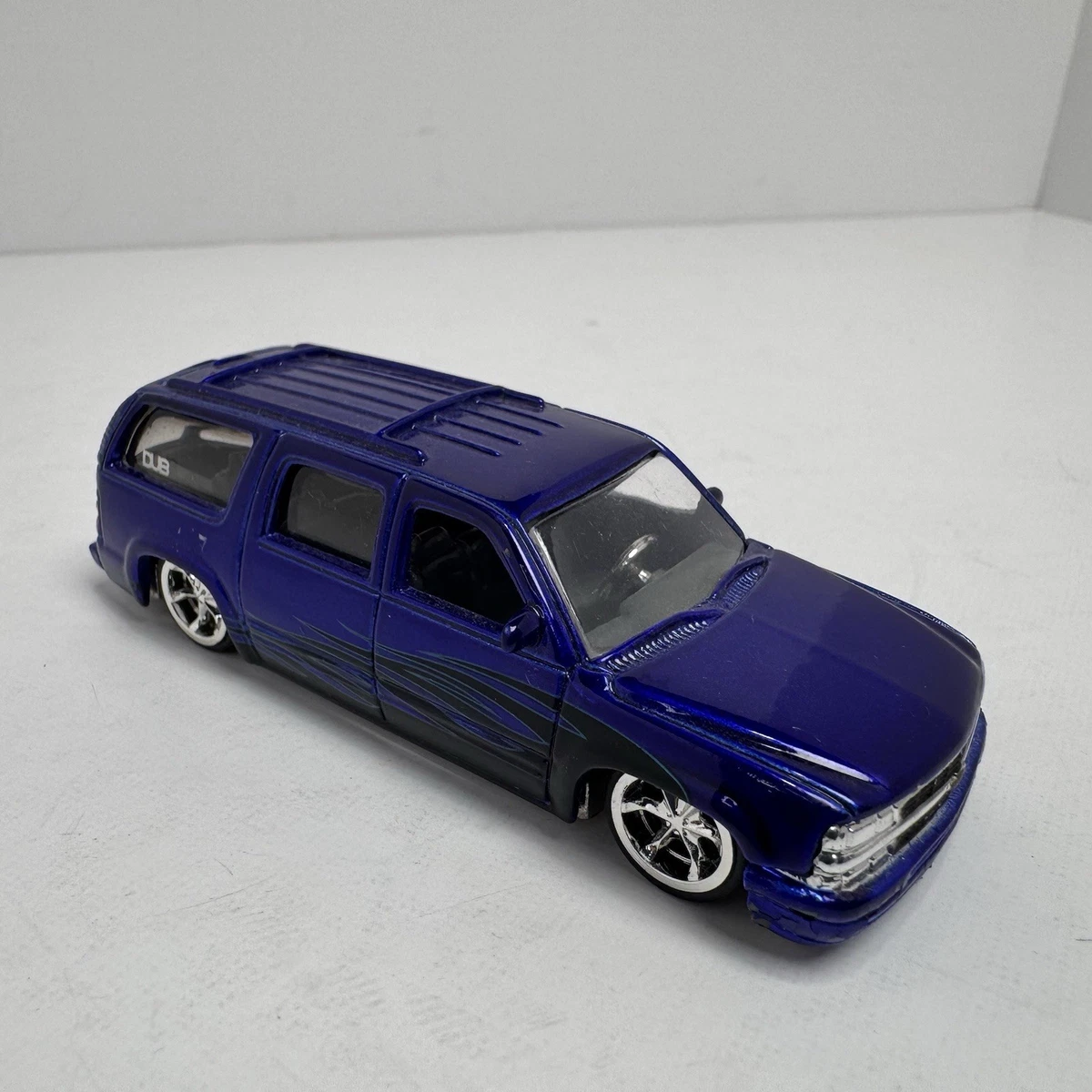 Chevrolet Suburban 1:24 Contemporary Manufacture Diecast Cars
