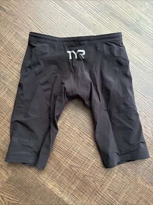 Traje usado Tyr Venzo Tech para hombre talla 24 - Imagen 1 de 2