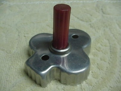 Vintage CLUB/CLOVER Aluminum Cookie Cutter RED RIBBED Bakelite Knob