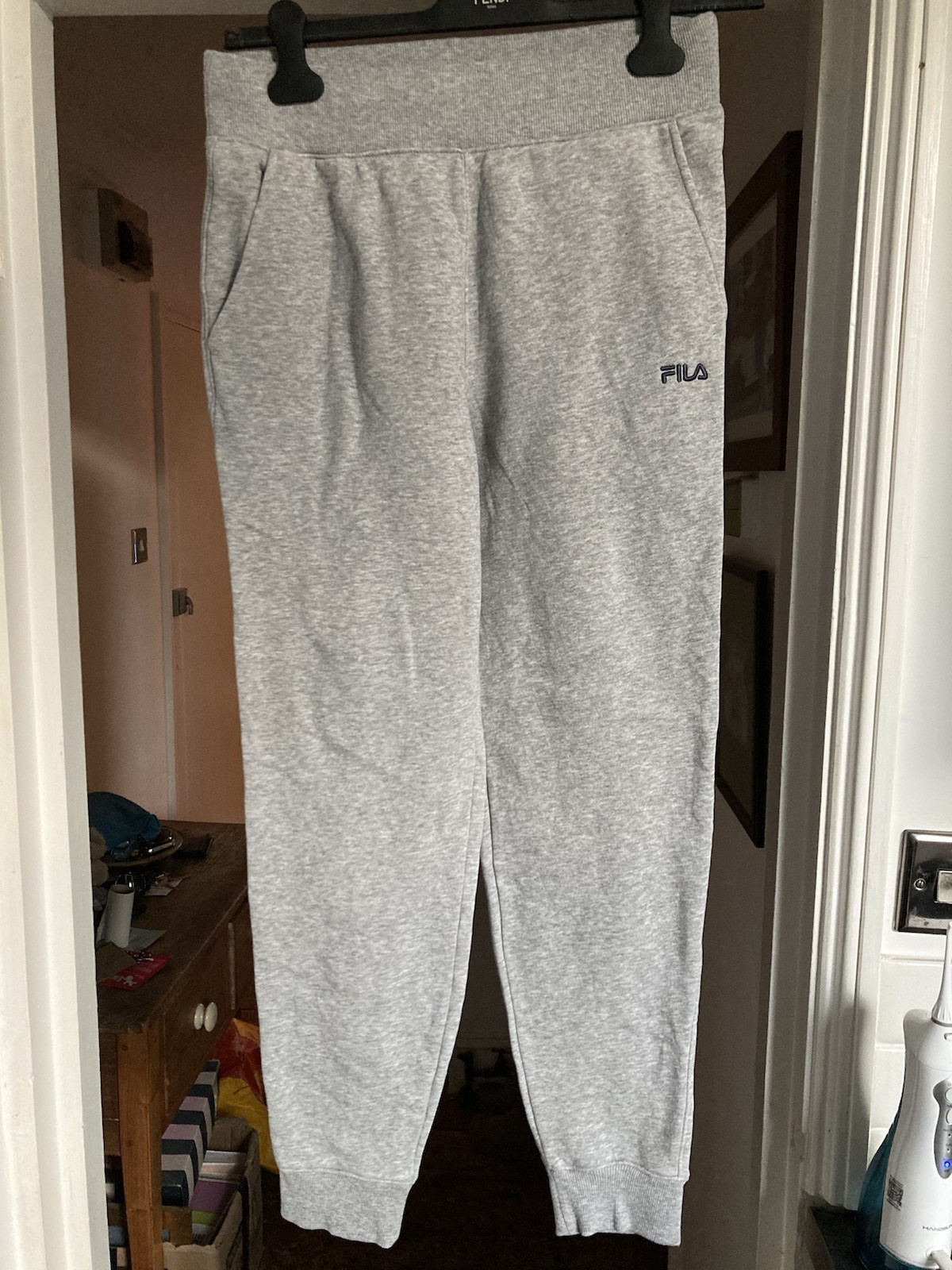 Joggers Fila grigio con polsini taglia M. Unisex. Slim Fit 30" W. Lunghezza totale 39" nuovo senza etichetta