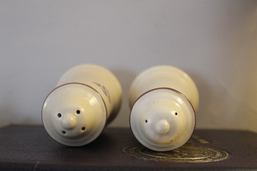 Vintage Set of Pfaltzgraff Village Pattern Stoneware Salt & Pepper Shakers - Picture 5 of 7