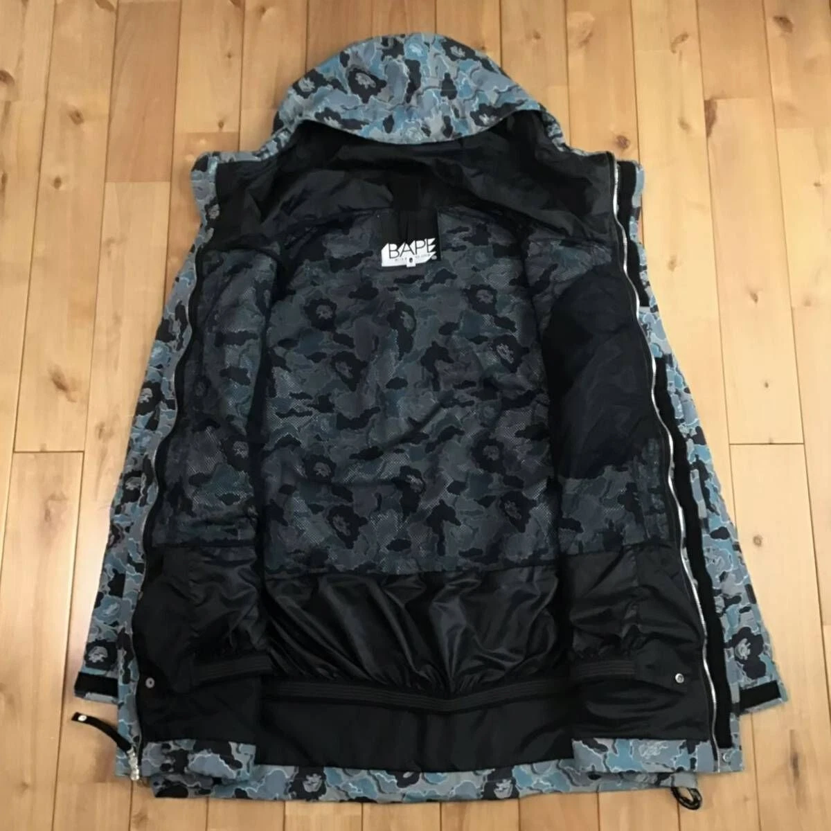 A BATHING APE (BAPE) Rara giacca snowboard mimetica BAPE KAWS Cloud felpa con cappuccio multicolore uomo usata taglia L