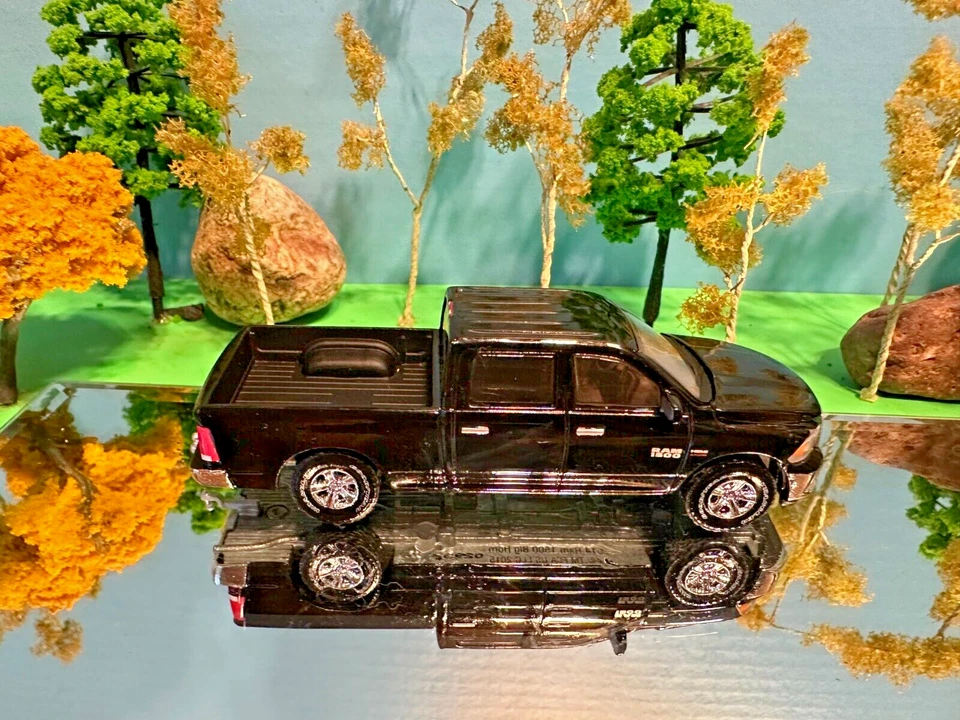 Ertl TOMY 1:64 Dodge RAM 2014, 1500, Negro 1ª Generación Big Horn Gas Monkey Foto 3 de 4