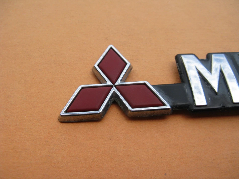 92 93 94 95 96 MITSUBISHI EXPO LRV EMBLEMA TRASERO LOGOTIPO INSIGNIA SIGNO SÍMBOLO FABRICANTE DE EQUIPOS ORIGINALES A46603 Foto 2 de 4