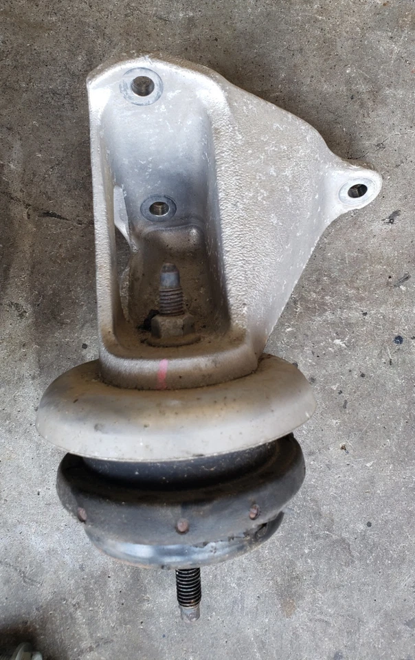 05-13 C6 Corvette LS2 LS3 LS7 пара кронштейнов крепления двигателя 2005-2013 - Изображение 3 из 4