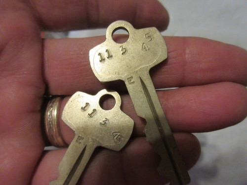 VINTAGE BEST MARKED PADLOCKS KEYS - Picture 7 of 8