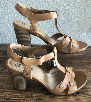 Clarks Banoy Valtina Tan T-Strap Open Toe Strappy Sandals