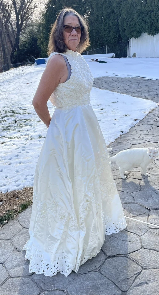 Vestido de novia vintage Demetrios con cuentas talla 10 tren largo. Foto 4 de 4