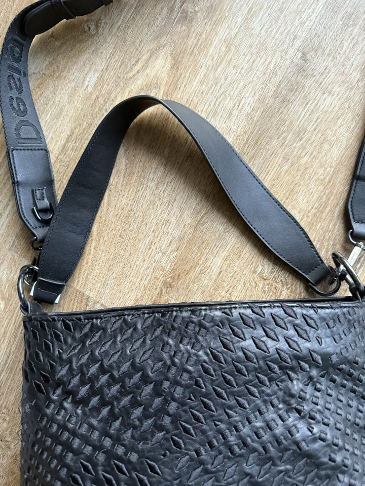 Bolso Desigual, negro, espacioso, con estampado bordado, cierre de cremallera. Foto 4 de 4