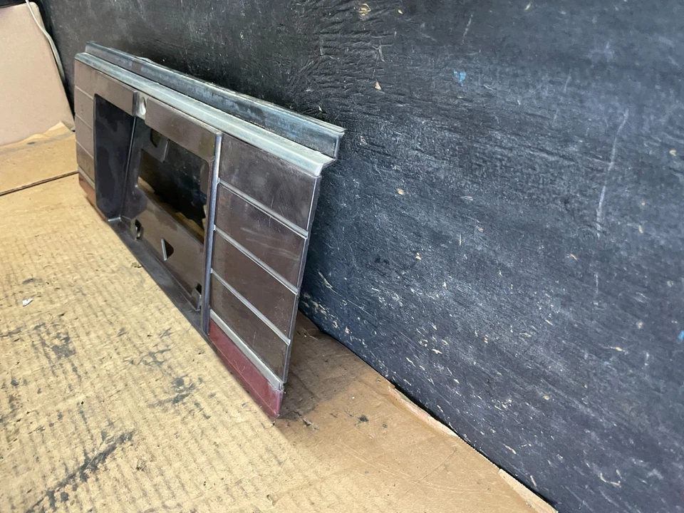 Soporte de placa de maletero trasero Mitsubishi Tredia 1985 a 1988 panel de ajuste S1173 PS Foto 2 de 4