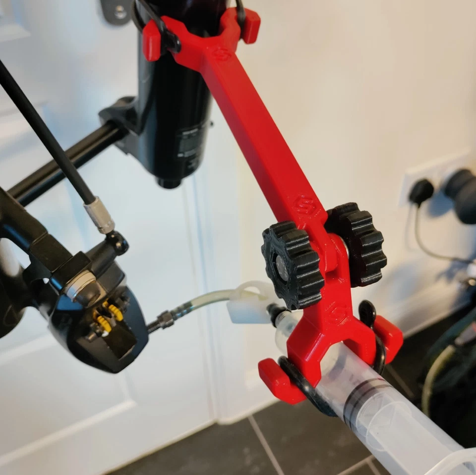 Herramienta de soporte de jeringa - correa de ayuda de sangrado de freno de bicicleta de montaña en soporte - por Steezy Printz - Imagen 3 de 4