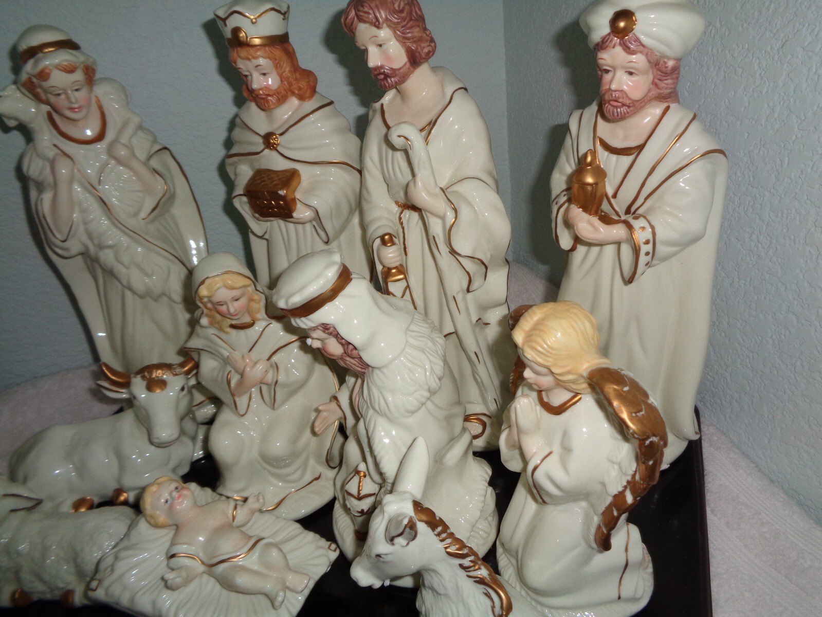 HOME 13pc White Porcelain Nativity Set Wooden Creche Gold Trim eBay