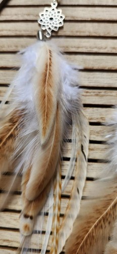Elegantes Pendientes Pluma Beige y Blanco con Acentos Florales - Joyería Bohemia - Imagen 4 de 15