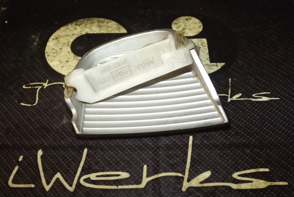 97-01 USDM OEM Infiniti Q45 delantero lado del conductor luz antiniebla perno cubierta moldura L Foto 3 de 4