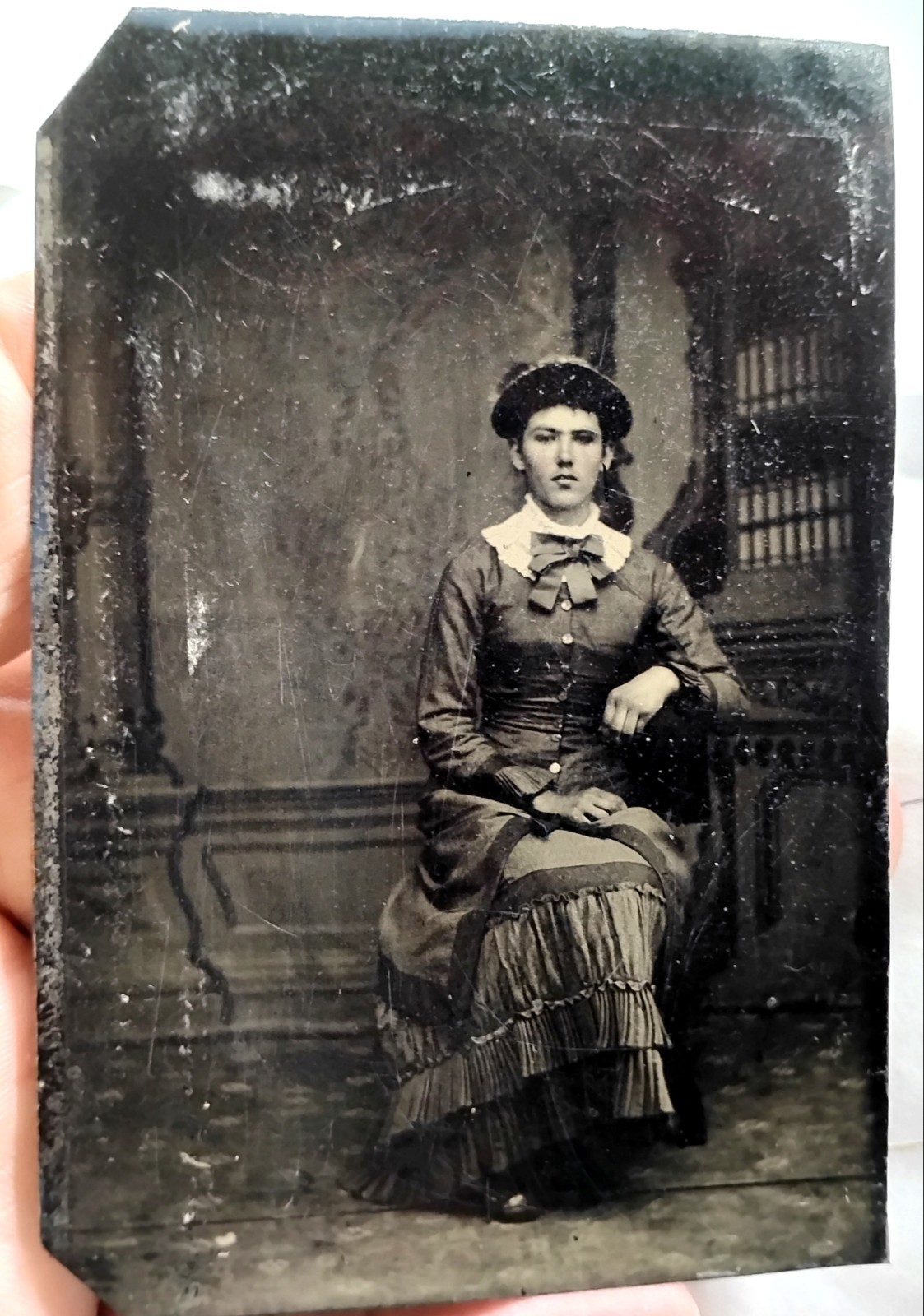 Bonito vestido largo con lazo grande y sombrero TinType retrato para mujeres jóvenes sentadas en retrato
