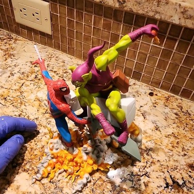 Diamond Select Marvel Spider-Man vs Green Goblin Resin Statue Limited Edition
