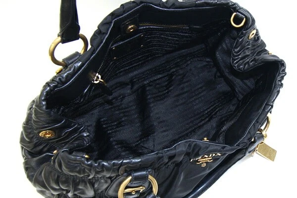 Bolso de mano Prada BN1791 de segunda mano en cuero negro y nylon con logo fruncido Foto 3 de 4