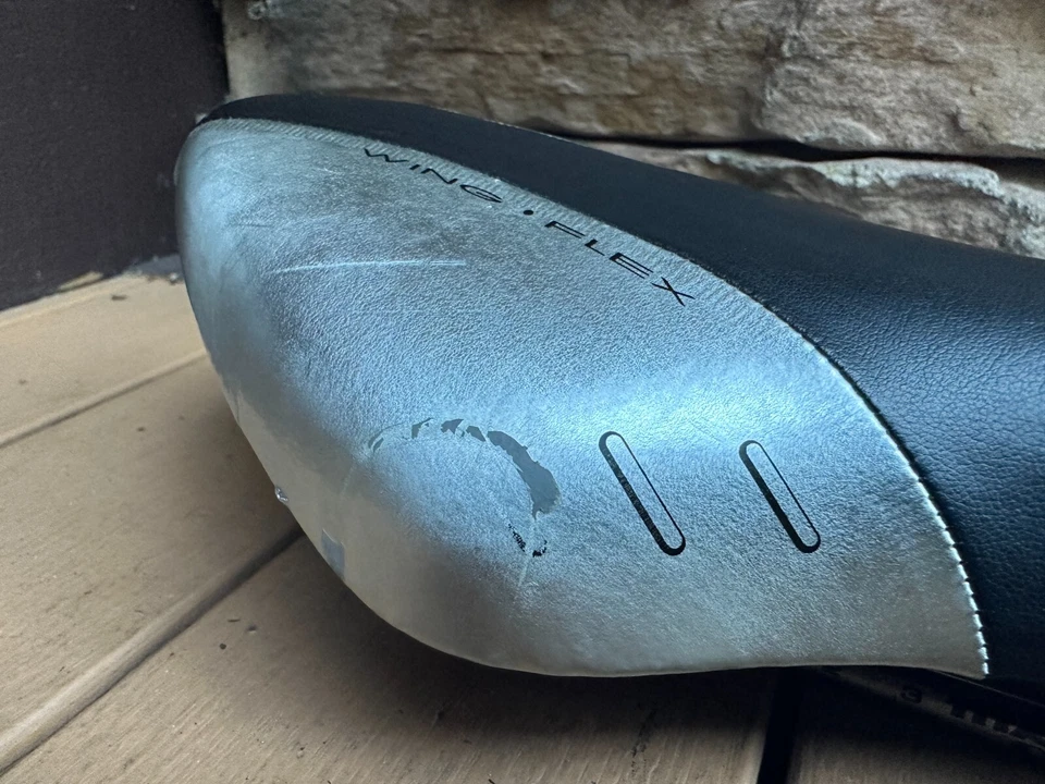 Sillín de bicicleta de carretera Fizik Arione Wing Flex Tri negro plateado con rieles Taitanio de 7 mm Foto 4 de 4