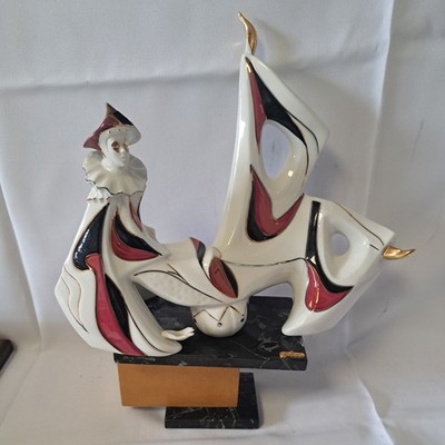 Große Porzellan Figur aus dem berühmten Galos Studio mit Edelmetallakzenten