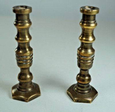 Vintage Motor gedreht massiv Messing Paar Miniatur Kerzenständer 2,5'' Zoll Puppen