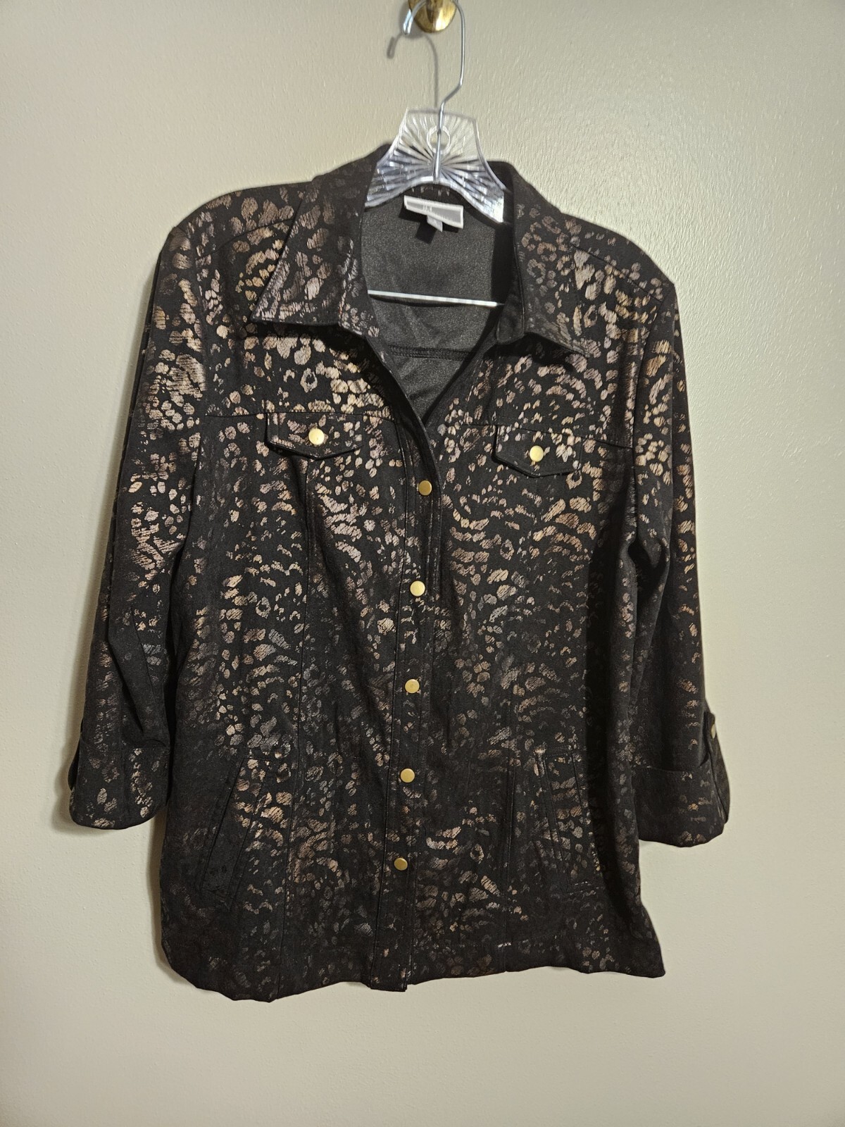 Chaqueta pequeña JM Collection para mujer negra/cobre 2 bolsillos delanteros botón a presión frontal