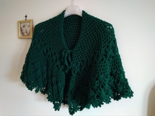 Mantellina moderna a UNCINETTO - SCIALLE lana nonna - color verde. - Foto 3 di 10