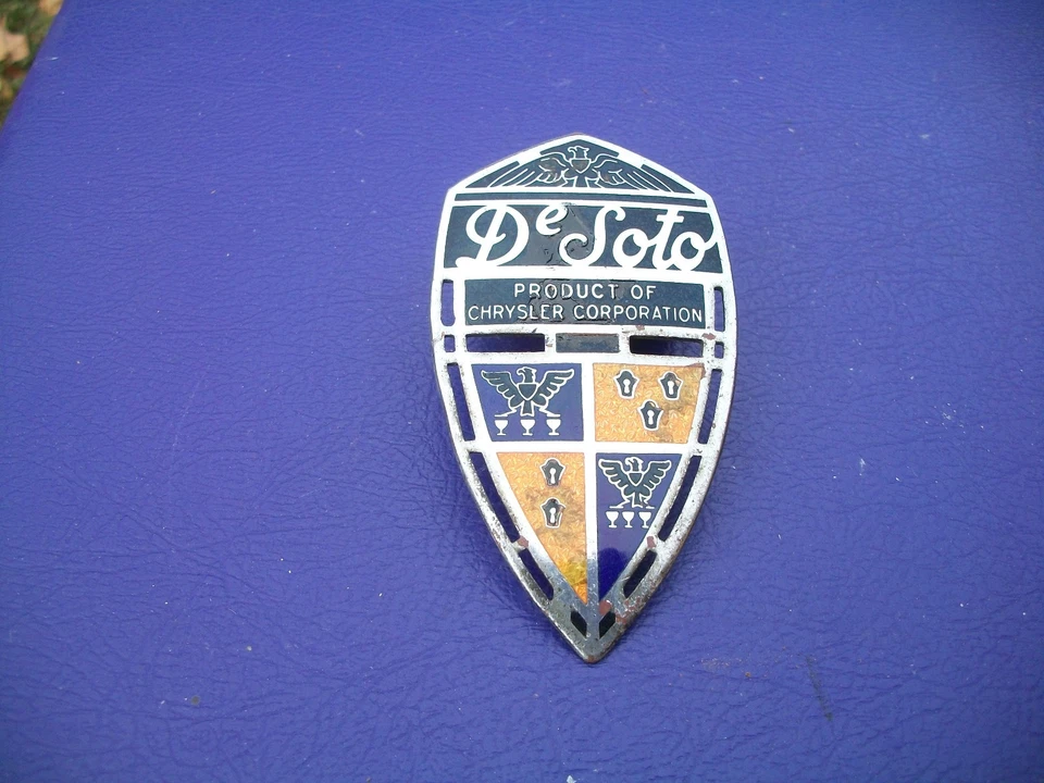 1935 1936? Emblema de crachá de radiador de fluxo de ar DESOTO - Imagem 2 de 4
