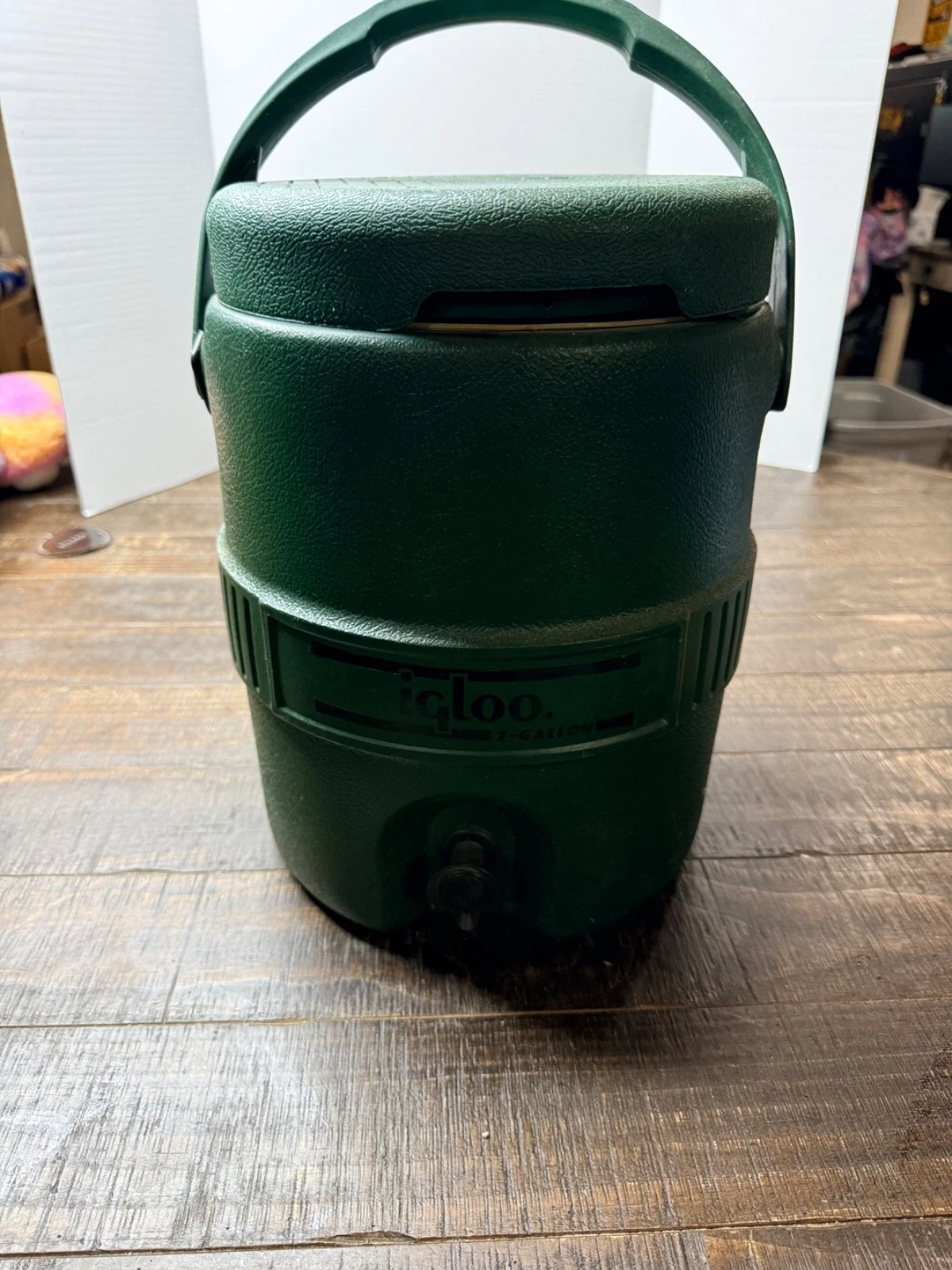 Vintage Igloo 2 Gallon Seat Top Water Cooler Beverage Jug USA Green nylon strap
Opens in a new windo