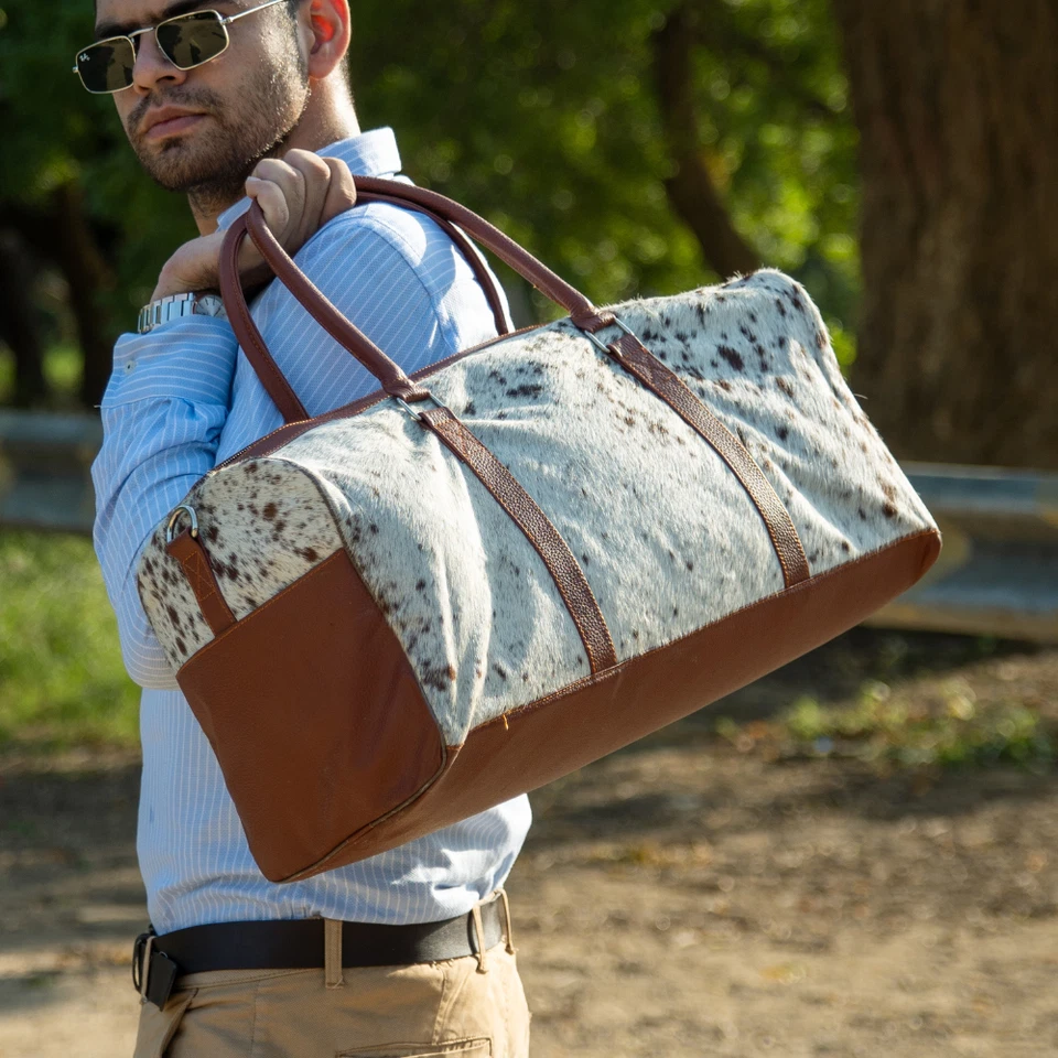Luxuriöse Reisetasche aus Hair-On Leder mit Seitentaschen und verlängerten Trage - Bild 3 von 4