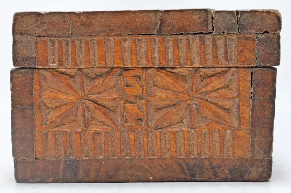Pequeña caja de almacenamiento de madera vintage originales antiguas hechas a mano tallas geométricas Foto 4 de 4