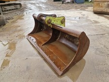 7ft Strickland grading Bucket to suit 20 ton excavator 80mm pins screen