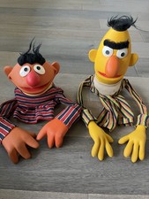 Muppets Inc. Bert & Ernie Sesame Street títeres de mano con camisas a rayas