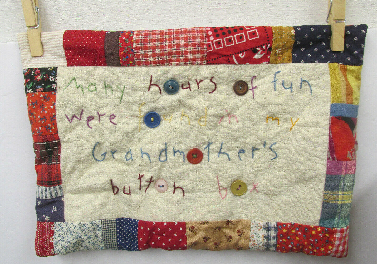 2 SMALL BUTTON / QUILTS LOVERS HANDMADE HOURS OF FUN IN GRANDMOTHERS BUTTON BOX