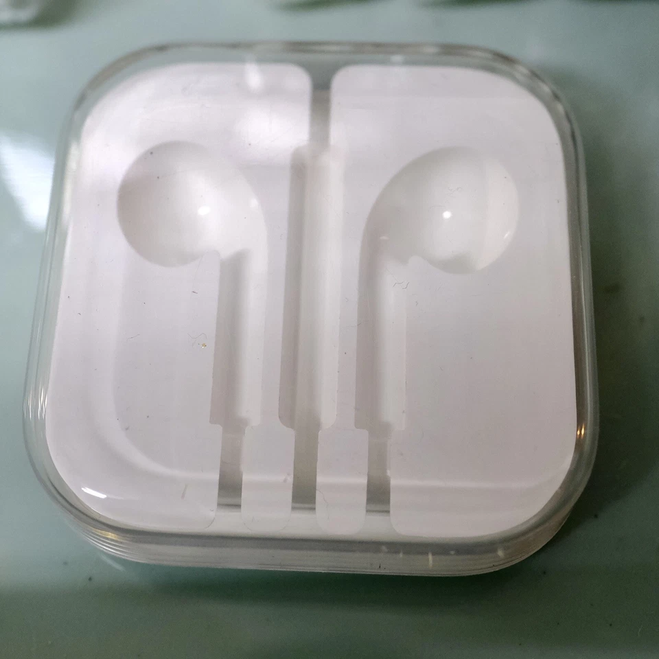 Apple earphone cases Lot Of 34 And A Half! Ideal For Art Projects / Tiles Etc - Image 4 of 4