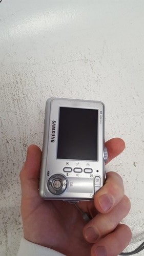 Samsung Digimax S800 8.1MP Digital Camera Silver with 2.4in LCD Screen, Untested - Picture 2 of 7
