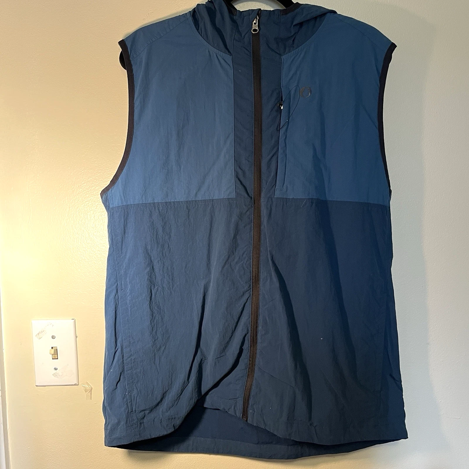 The American Outdoorsman Blue Vest Mens Large Zip Water Repellent Outdoors
Opens in a new window or