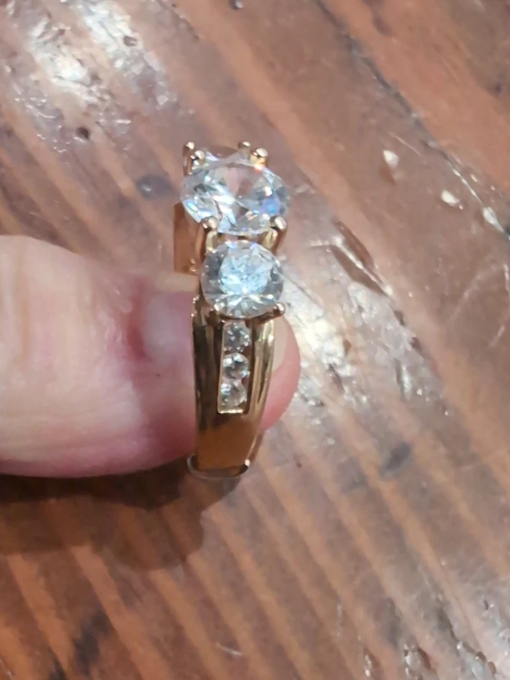 Anillo de compromiso Diamonique Celebrate de oro macizo de 14 quilates redondo de tres piedras circonita cúbica Foto 2 de 4