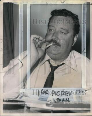1962 Press Photo Jackie Gleason smoking a cigarette - pio14142