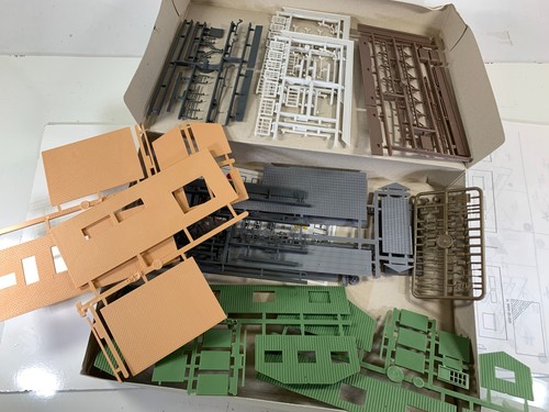 Model Power 305 Grain Depot Kit, HO scale - Picture 4 of 6