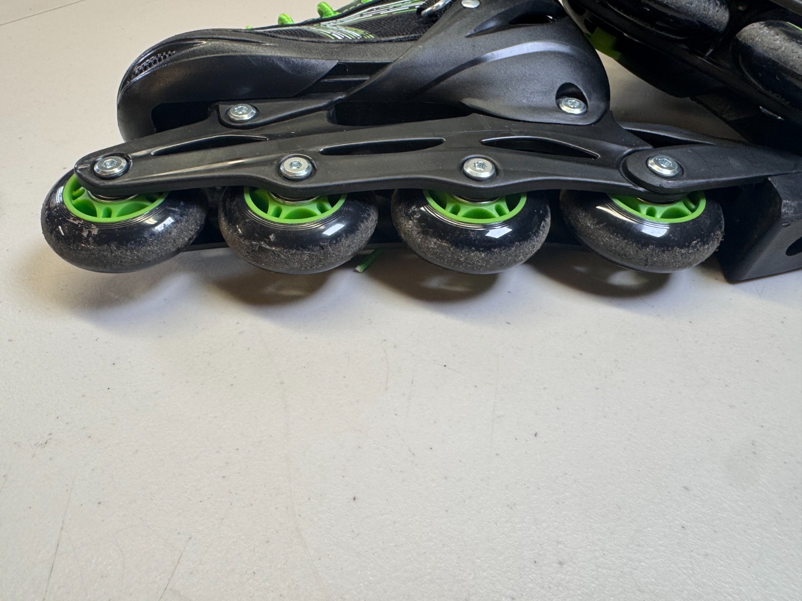Hot Tuna Inline Skates Kids UK 1-3.5 EU 32-35 Black Green Adjustable image 8