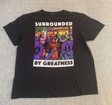 Camiseta Oficial Marvel Deadpool Hombre Talla Grande "Rodeada de Grandeza"