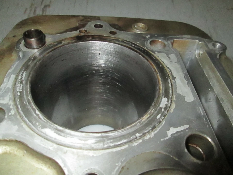 SUZUKI 1999 - 2010 GZ250 MERODEADOR, GN250 / SP250 / CILINDRO 11210-38204-0F0 Foto 4 de 4