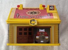 Fisher Price - Play Family - Fire Station - Little People - Case  - 2008