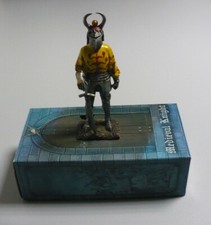 CAVALIERE MEDIOEVALE CON SPADA IN RESINA DIPINTO A MANO DA COLLEZIONE