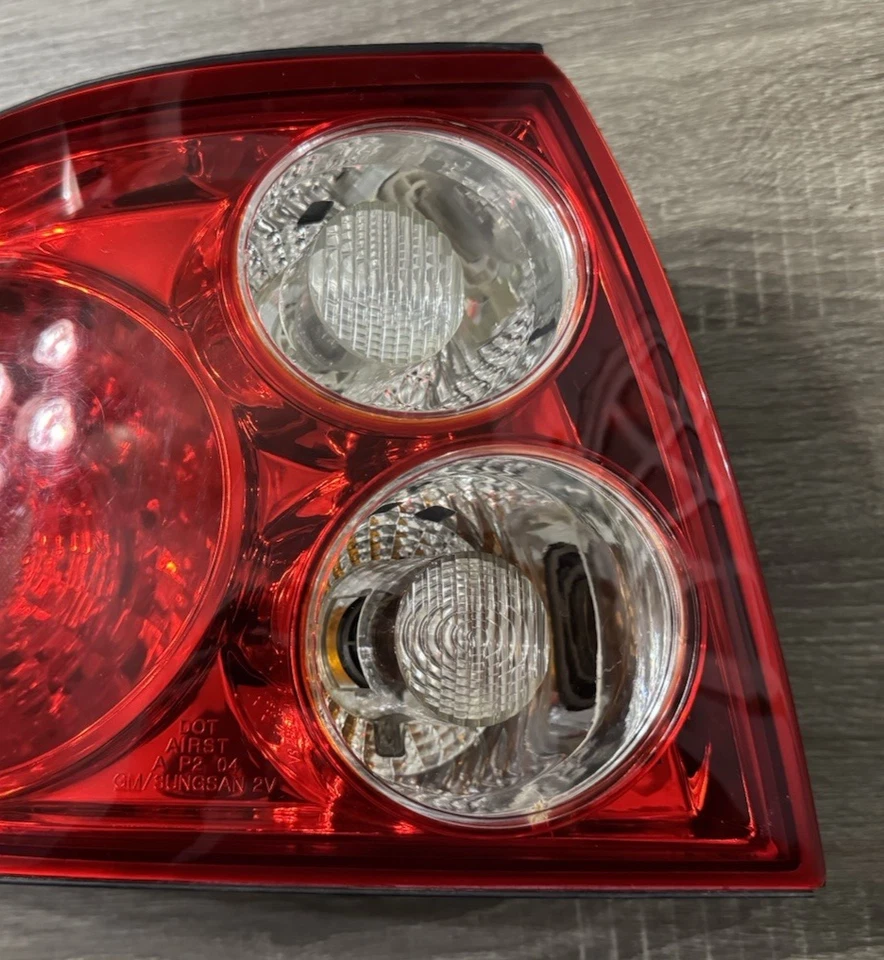 Luz trasera izquierda para conductor Pontiac GTO 2004-2006 OEM 92119491 Foto 2 de 4