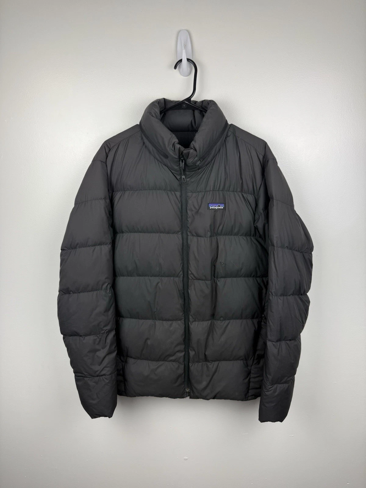 Patagonia Silent Down Jacket Mens Size Large Full Zip Small Rip Outerwear Hiking
Opens in a new wind