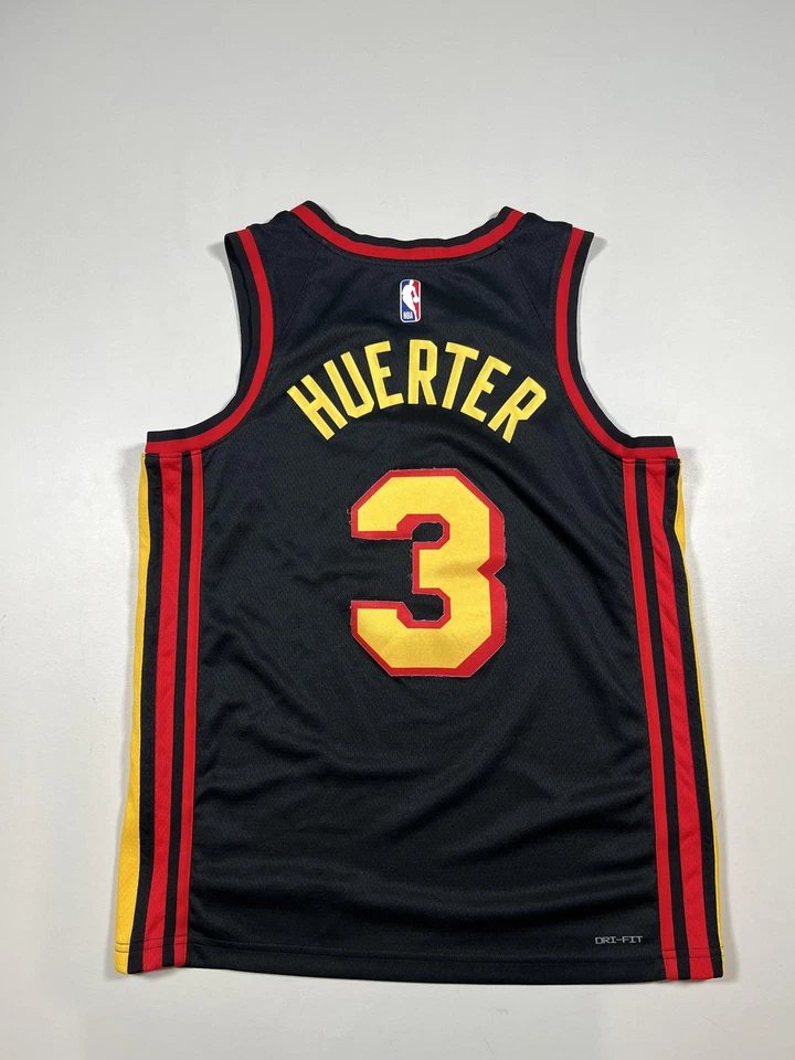 Camiseta de baloncesto grande de los Atlanta Hawks para hombre de la NBA Kevin Huerter 3 Nike Dri-Fit Foto 2 de 4