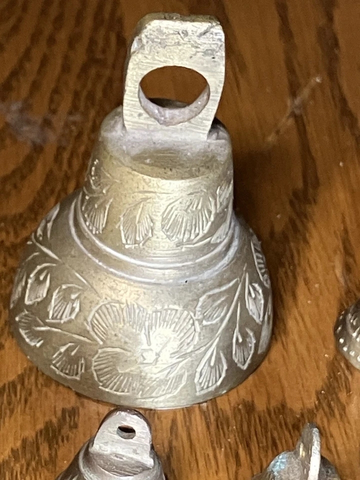 Lote de 5 campanas de latón decorativas vintage de la India grabadas con diseño de pluma de hoja ornamentada Foto 4 de 4